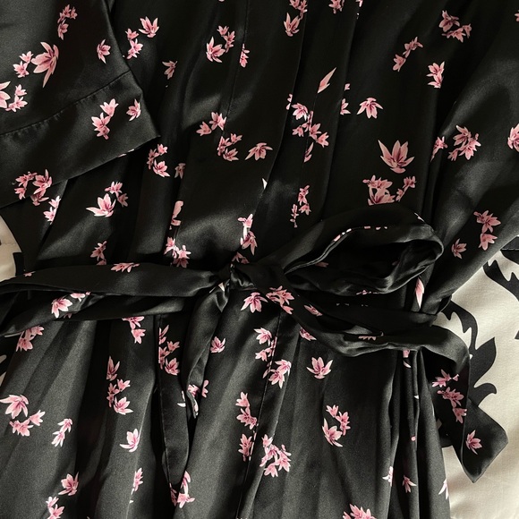 Victoria Secret Black and pink Japanese flower silk robe - Picture 4 of 4